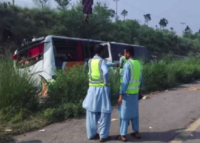 چکوال، مسافر بس کھائی میں جا گری، 6 افراد جاں بحق، 20 زخمی