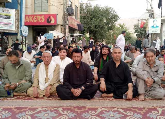 کوئٹہ، زائرین کے بائی روڈ سفر پر پابندی کیخلاف علمدار روڈ پر احتجاج