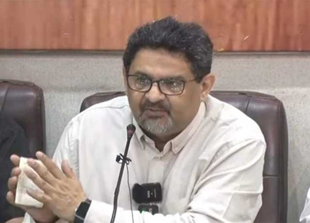 امریکی صدر ٹرمپ سمیت سب لوگ بات چیت وزیراعظم سے نہیں مقتدر طاقت سے کرتے ہیں، مفتاح اسماعیل