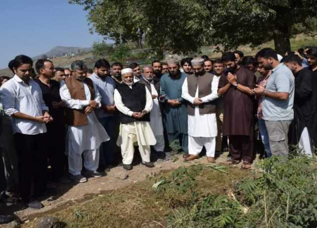 میرواعظ عمر فاروق کی نظربندی ختم، پروفیسر عبدالغنی بٹ کی قبر پر فاتحہ خوانی