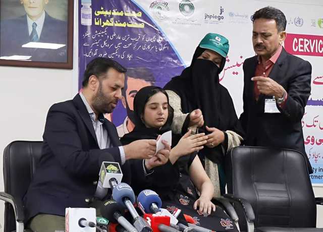 مصطفیٰ کمال نے اپنی بیٹی کو سرویکل کینسر سے بچاؤ کی ویکسین لگوا دی