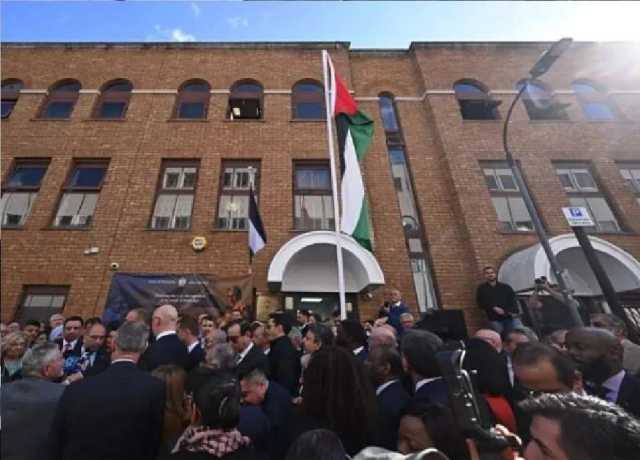برطانیہ میں فلسطینی مشن کو سفارتخانے کا درجہ دیدیا گیا، پرچم بھی لہرا دیا