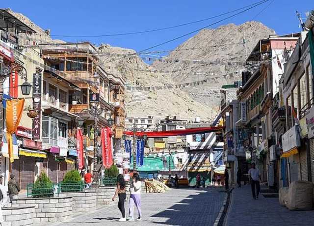 مقبوضہ کشمیر، لداخ میں جھڑپوں کے بعد پولیس کی سخت نگرانی کیساتھ کرفیو میں 4 گھنٹے کی رعایت