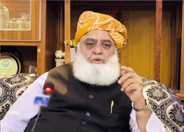 سمجھ نہیں آرہا پی ٹی آئی کے دوست آئینی ترمیم سے پیچھے کیوں ہٹ گئے؟ فضل الرحمان