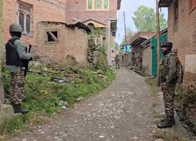 وادی کشمیر میں متعدد مقامات پر انٹیلی جنس ایجنسی 'ایس آئی اے' کی چھاپہ مار کارروائیاں جاری