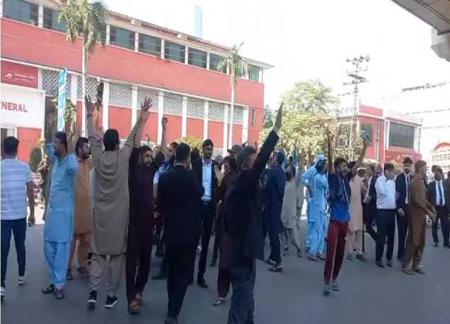 لاہور، ایوان عدل کے باہر وکلا کا ٹی ایل پی ورکرز پر تشدد کیخلاف احتجاج