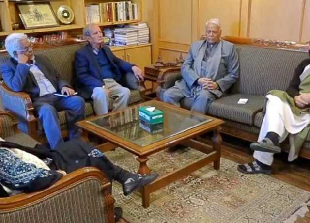 یشونت سنہا کی قیادت میں کنسرنڈ سیٹیزنز گروپ کا وفد میرواعظ کشمیر ڈاکٹر عمر فاروق سے ملاقی