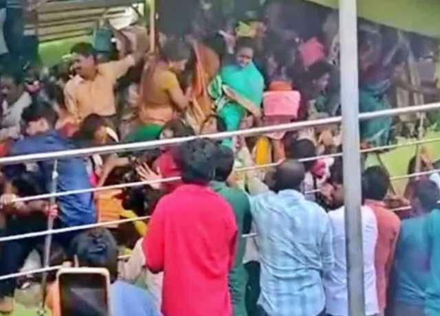بھارتی ریاست آندھرا پردیش کے وینکٹیشور سوامی مندر میں بھگدڑ، 10 افراد ہلاک