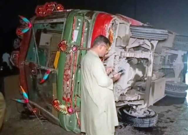 کراچی میں مسافر کوچ بے قابو ہر کر موٹرسائیکل سوار پر الٹ گئی، 2 نوجوان بھائی جاں بحق