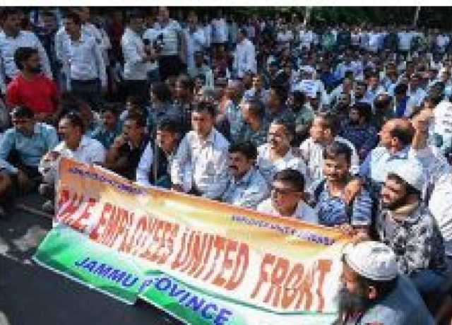 مقبوضہ کشمیر، ڈیلی ویجر ملازمین کے ریگولرائزیشن اور کم سے کم اجرت ایکٹ کے نفاذ کے حق میں احتجاجی مظاہرے