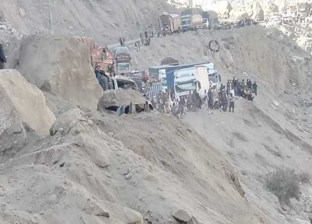 چلاس، 6 گاڑیاں لینڈ سلائیڈنگ کی زد میں آ گئیں، مسافر معجزانہ طور پر محفوظ