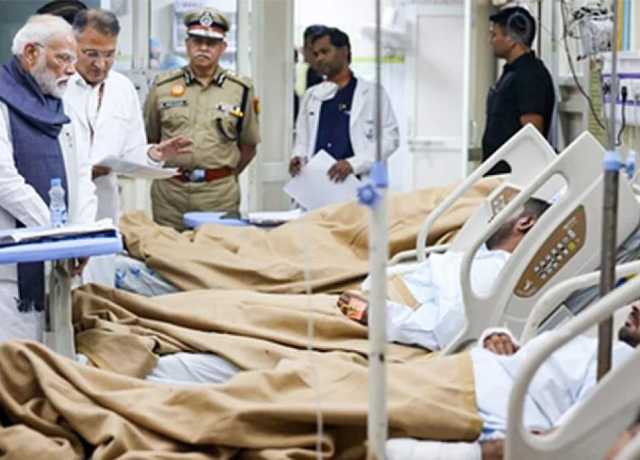 نریندر مودی دہلی کار دھماکے کے زخمیوں کی عیادت کرنے اسپتال پہنچے