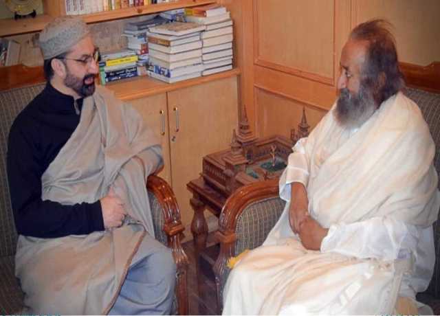 معروف روحانی پیشوا روی شنکر نے سرینگر میں میرواعظ کشمیر سے ملاقات کی، امن اور مذاکرات پر زور