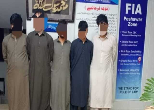 پشاور، غیرقانونی پاکستانی دستاویزات سے سعودی ویزا حاصل کرنیکی کوشش کرنیوالے 5 افغانی گرفتار