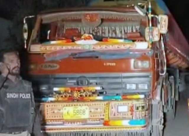 کراچی میں ہیوی ٹریفک گردی کا سلسلہ جاری، 2 موٹرسائیکل سوار کچلے گئے