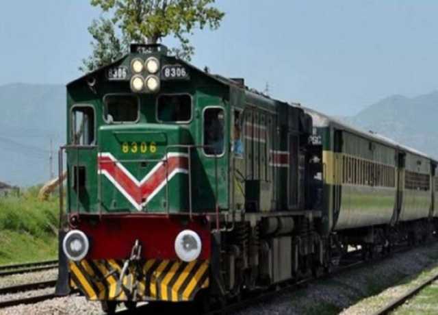 کراچی اور پشاور سے کوئٹہ جانے والی ٹرینوں کو اچانک روک دیا گیا