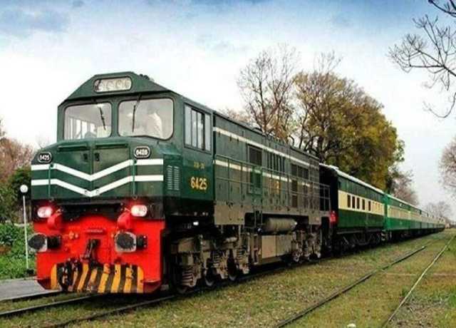 سکیورٹی خدشات، کوئٹہ جانیوالی 2 ٹرینوں کو اچانک روک لیا گیا