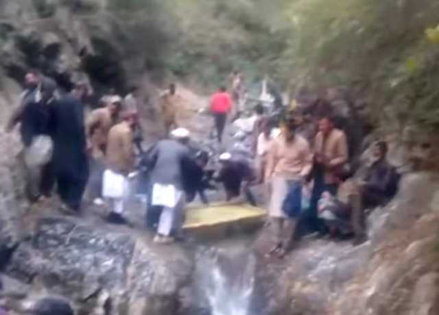 ایبٹ آباد، گاڑی گہری کھائی میں جاگری، طالبات سمیت 6 افراد جاں بحق