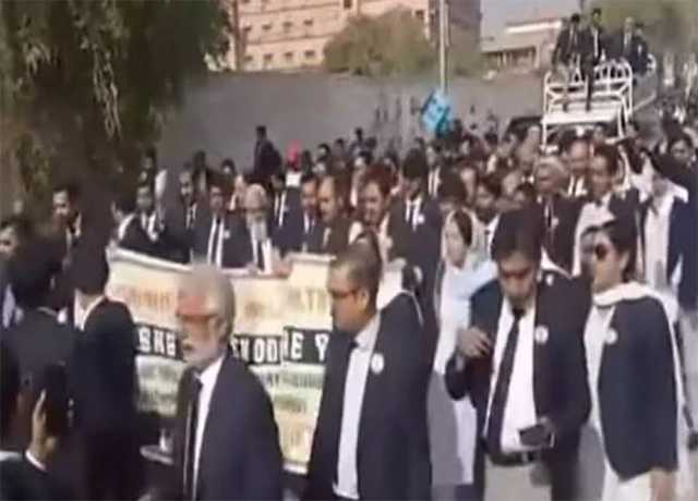 کراچی، وکلاء کی وزیراعلیٰ ہاؤس کی جانب ریلی، پولیس سے جھڑپ