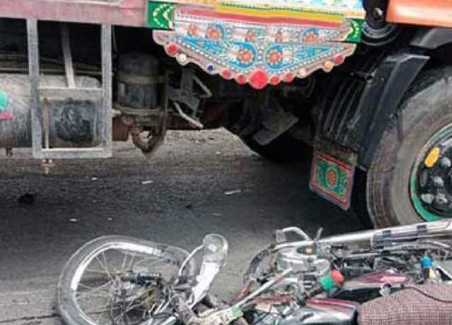 کراچی میں خونی حادثات جاری، ٹریلر کی ٹکر سے موٹر سائیکل سوار خاتون جاں بحق