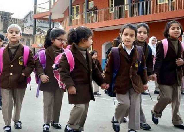 سندھ کے نجی اسکولوں کو مخصوص رنگ، ڈیزائن کے سوئیٹر یا جیکٹ کی پابندی سے روک دیا گیا