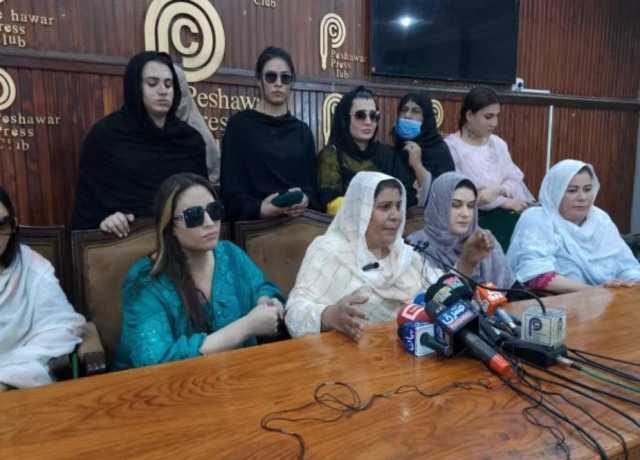 خیبر پختونخوا، خواجہ سراؤں کا بھتہ نہ دینے پر ٹارگٹ کلنگ اور پولیس پر ضلع بدری کے الزامات