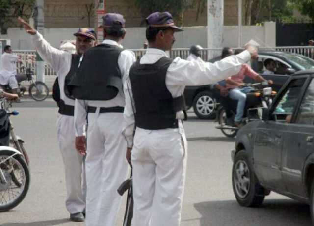 کراچی میں ٹریفک قوانین کی خلاف ورزی پر سینئر افسر کی گاڑی بھی ضبط، مقدمہ درج