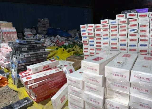 کراچی، سہراب گوٹھ پر گوداموں سے کروڑوں کا اسمگل شدہ مال برآمد