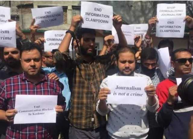 صحافیوں کا صورہ اسپتال میں وزیراعلی کی تقریب میں داخلے سے روکنے پر احتجاج