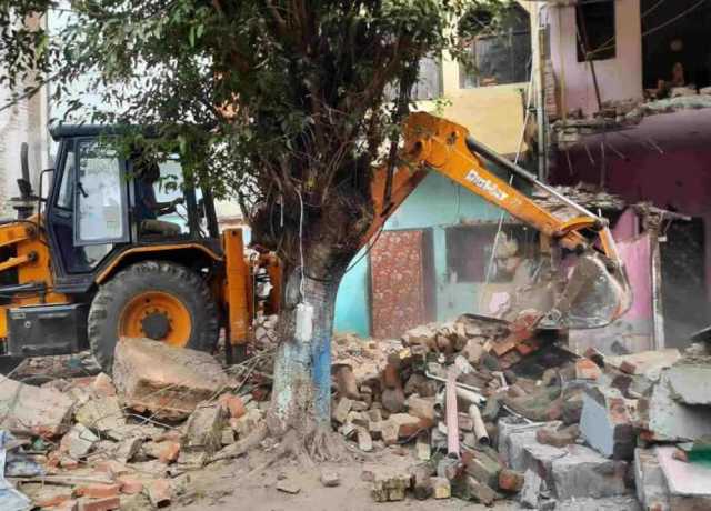 اترپردیش کے بریلی میں بلڈوزر کی کارروائیاں جاری، پچاس تعمیرات کی نشاندہی اور مسماری