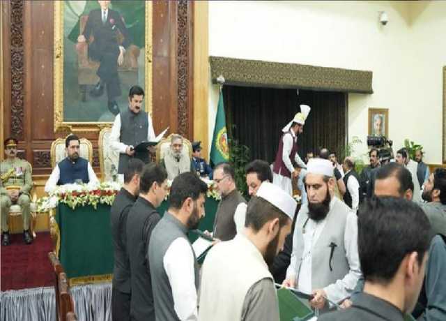 خیبر پختونخوا کی نئی کابینہ نے حلف اٹھا لیا