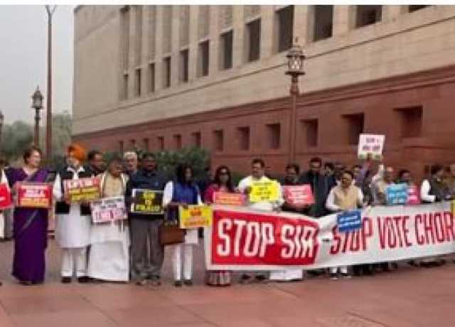 اپوزیشن پارٹیوں کا مودی حکومت کے خلاف دوسرے دن بھی زبردست احتجاج