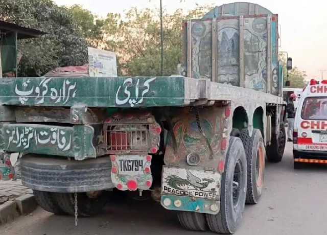 کراچی میں ٹرک نے بائیک سوار کو کچل دیا، تین بہنوں کا اکلوتا بھائی جاں بحق