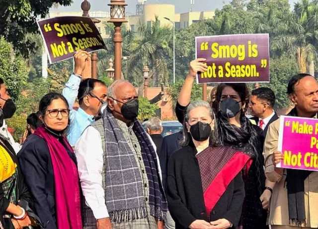 دہلی کی آلودگی پر سونیا گاندھی کی قیادت میں حزبِ اختلاف کا پارلیمنٹ کے احاطہ میں احتجاج