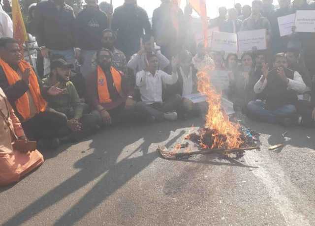 ویشنو دیوی یونیورسٹی میں مسلم طلباء کو داخلہ دینے کے خلاف جموں میں ہندوؤں کا احتجاج