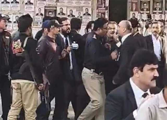 کراچی، اعلیٰ عدالت کے باہر وکلاء کا پولیس پر تشدد، ملزم کو گرفتاری سے بچانے کی کوشش ناکام