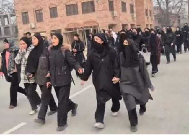 سرینگر میں یونیورسٹی کے طلباء کا تعلیمی غیر یقینی صورتحال پر احتجاج