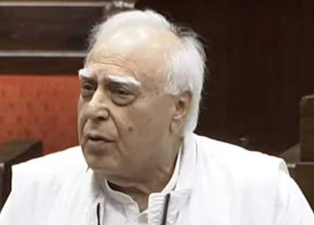 حیرت کی بات ہے کہ بھارت کی موجودہ حکمراں پارٹی 'وندے ماترم' کی بات کر رہی ہے، کپل سبل