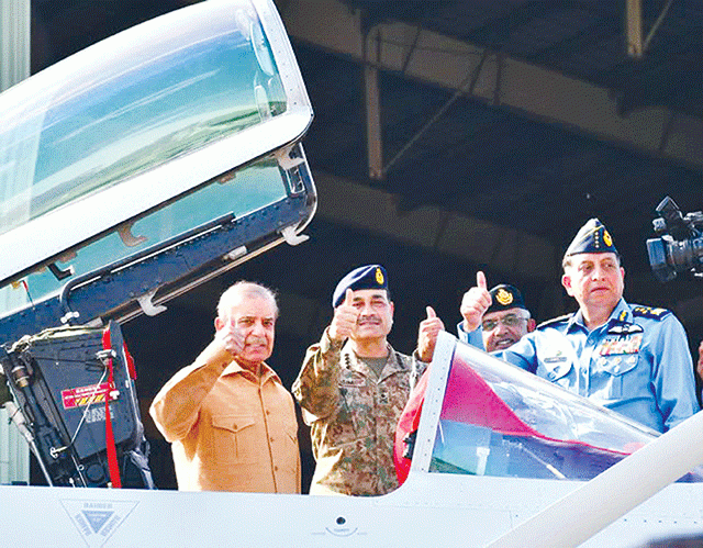 آرمی چیف کت ہمراہ دورہ کا مرہ ہندوستانی چیارے تباہ کرنیوالے شاہینوں سے ملاقات : بھارتی اشتعال انگیز بیانات پر تشویش ‘ وزیراعظم 