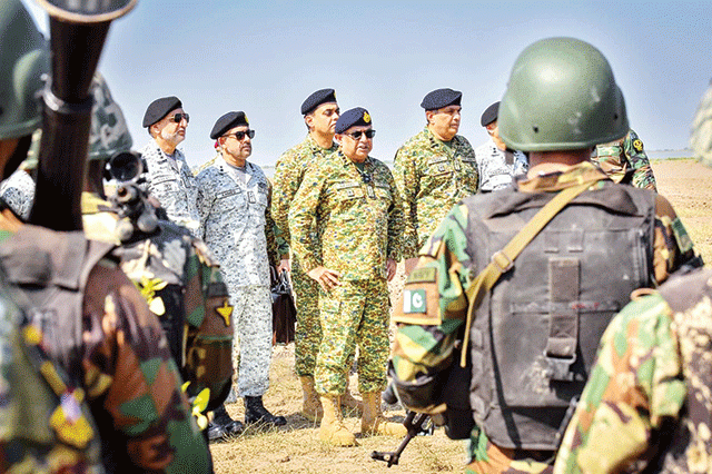 سرکریک سے جیوانی تک سمندری سرحدوں کا دفاع کرنا جانتے ہیں نیول چیف : اگلے مورچوں کا دورہ جنگی تیاریوں کا جائزہ 