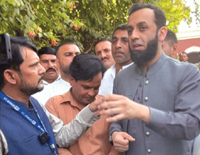 سٹرکوں پر بیٹھنا کسی کی تصویر صاف کرنا چپل کا ناپ دینا وریزاعلیٰکا کام نہیں : عطاتارڑ 