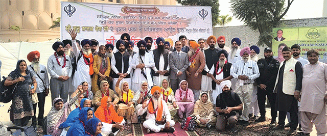 گورونانک کا 556 واں جنم دن، 2100 بھارتی سکھ یاتری پاکستان پہنچ گئے 