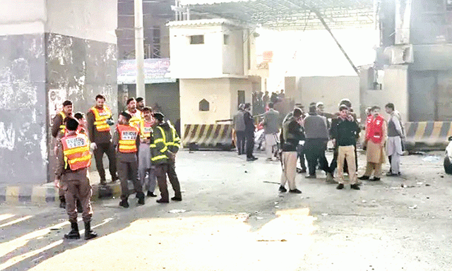 450جوانوں  کی پریڈ  کت دوران  : پشاورا یف  سی ہیڈکوارٹر  پر حملہ ناکام  َ 3 افغان  خودکش حملہ  آور  ہلاک  3اہلکار  ، شہید  8شہریوں  سمیت  11زخمی 