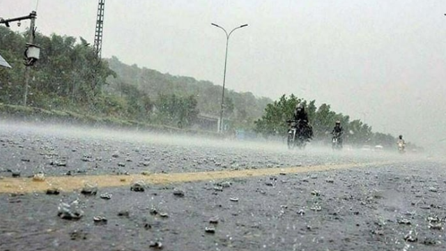 مری اور اسلام آباد میں بارش اور ژالہ باری سے موسم سرد، ملک کے مختلف حصوں میں بارش کا امکان