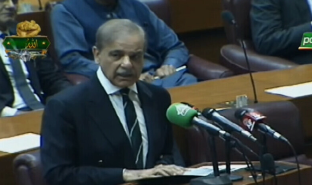 افواج پاکستان نے دشمن کے مکروہ حملے کا جواب دے کر تاریک رات کو چاندنی بنا دیا: وزیراعظم 