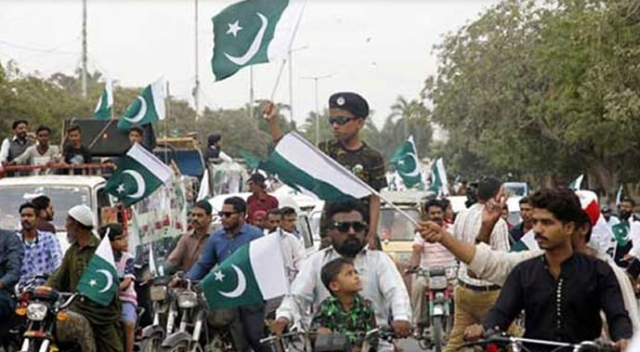 بھارتی غرور خاک میں ملانے پرپاکستانی عوام کا مسلح افواج کو خراج تحسین، ریلیاں نکالیں