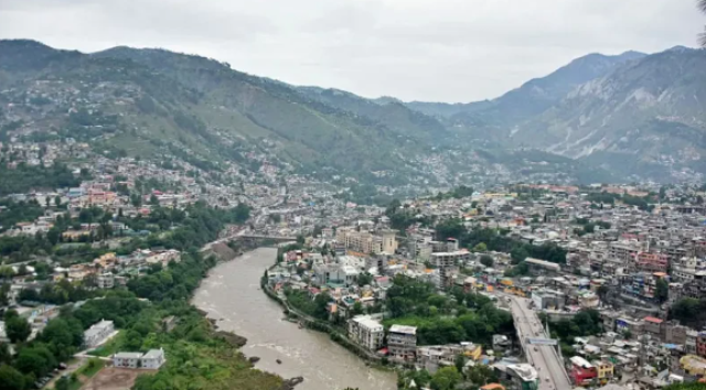 مظفر آباد میں سناٹے اور خوف کی فضا:’چھٹیاں منانے آئے تھے لیکن اب گوگل پر میزائل رینج چیک کر رہے ہیں