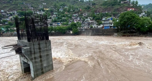 خوراک ذخیرہ کر لیں: کشیدگی کے پیشِ نظر پاکستان کے زیر انتظام کشمیر کے رہائشیوں کو ہدایت