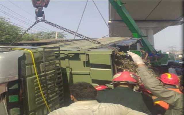 لاہور: ڈمپر کی3 رکشوں اور دو موٹرسائیکلوں کو خوفناک ٹکر، 5افراد جاں بحق،4زخمی
