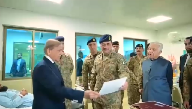 وزیر اعظم پاکستان میاں محمد شہباز شریف نے آرمی چیف جنرل سید عاصم منیر، نشان امتیاز(ملٹری) کے ہمراہ کمبائنڈ ملٹری ہسپتال، راولپنڈی کا دورہ کیا